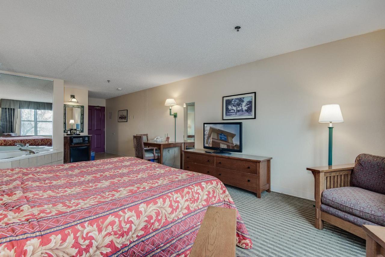 Townsquare Place 3*
