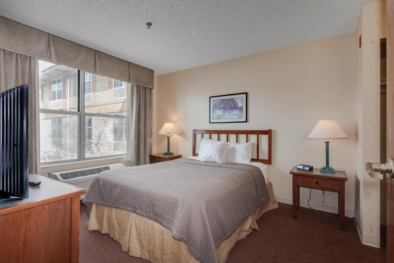 Townsquare Place 3*